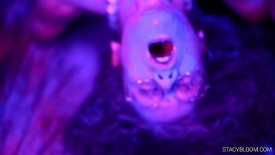 Nena se masturba en cámara y se lleva al orgasmo.